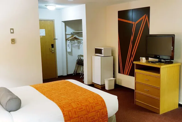 Room, Queen Bed, Pet Friendly, Howard Johnson By Wyndham Fort St John 4/9