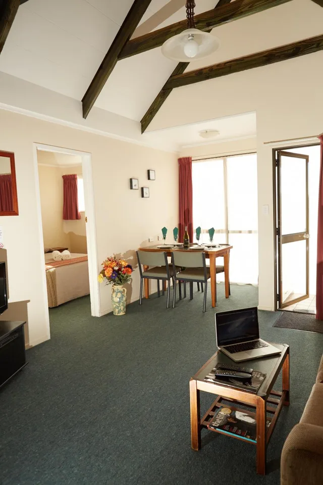غرفة بغرفتي نوم، Bavarian Motel 1/2