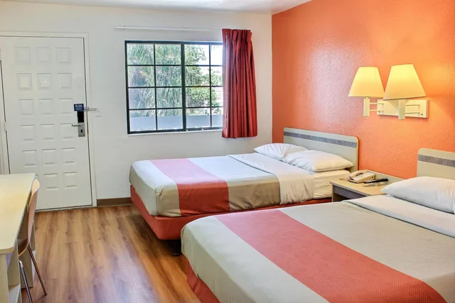 غرفة رباعية لذوي الإعاقة، Motel6 Coalinga, CA - East 2/8