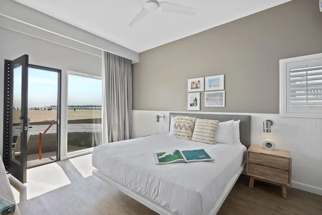 جناح بسرير كينج بإطلالة على البحر بشرفة مع أريكة، Sea Sprite Hotel 2/4