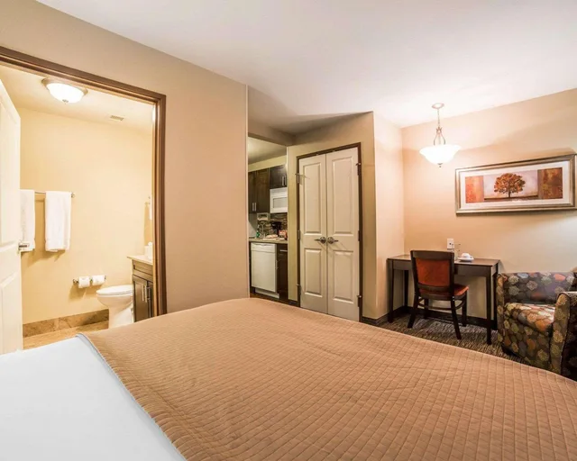 جناح بسرير كوين، Mainstay Suites Rapid City, SD 2/2