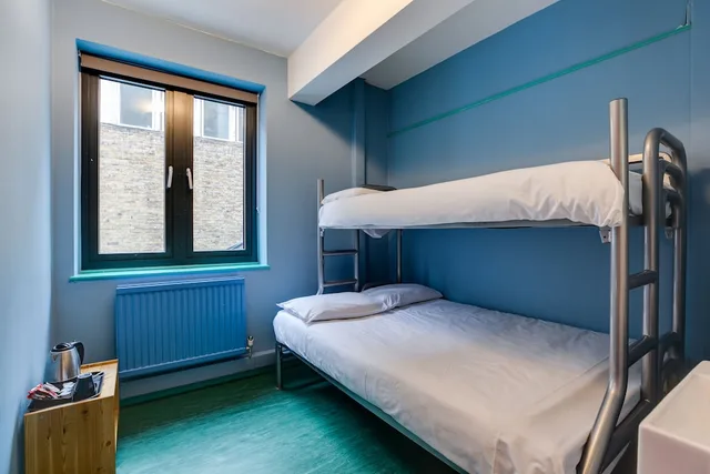 غرفة بسريرين منفصلين وسرير بطابقين بحمام مشترك، Clink 261 Hostel - Adults Only 4/6