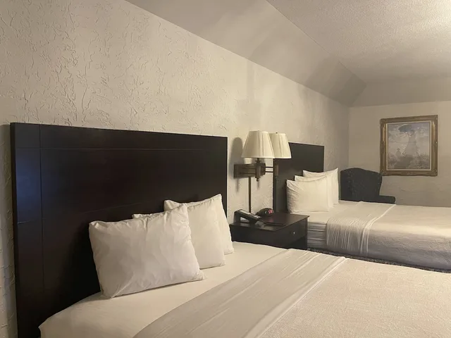 غرفة قياسية بسريرين كوين، The Chateau Hotel And Conference Center 4/10