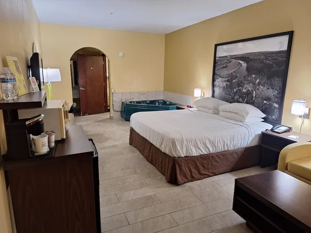 جناح بسرير كينج مع أريكة لذوي الإعاقة، Super 8 by Wyndham Weslaco 4/10