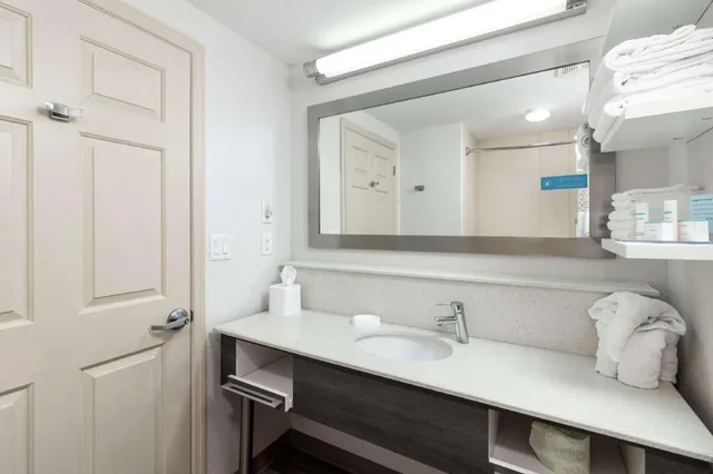 Studio, King Bed, Ocean Front, Sofa, Balcony، Hampton Inn Daytona Beach Shores 3/5