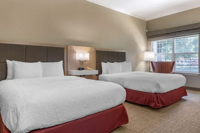 غرفة بسريرين كوين بشرفة لذوي الإعاقة، Hampton Inn Ukiah CA 1/3