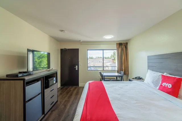 غرفة بسرير كينج لغير المدخنين، OYO Hotel Houston N Fm-1960 Champions TX 3/10