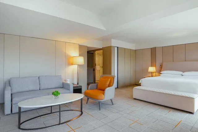 جناح بسرير كينج مع أريكة، Sheraton Universal Hotel 2/7