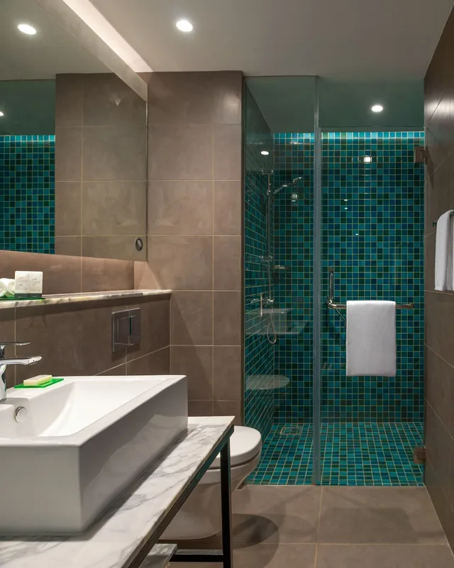 غرفة بسريرين منفصلين بإطلالة على المسبح مع أريكة، Hyatt Centric Candolim Goa 10/10