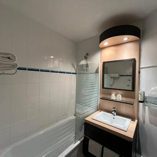 Room, Quadruple, Kyriad Grenoble Nord Le Fontanil 3/4