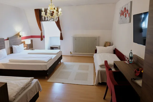 غرفة كومفورت رباعية بسرير مزدوج وسريرين منفصلين، Romantica Hotel Blauer Hecht 1/3