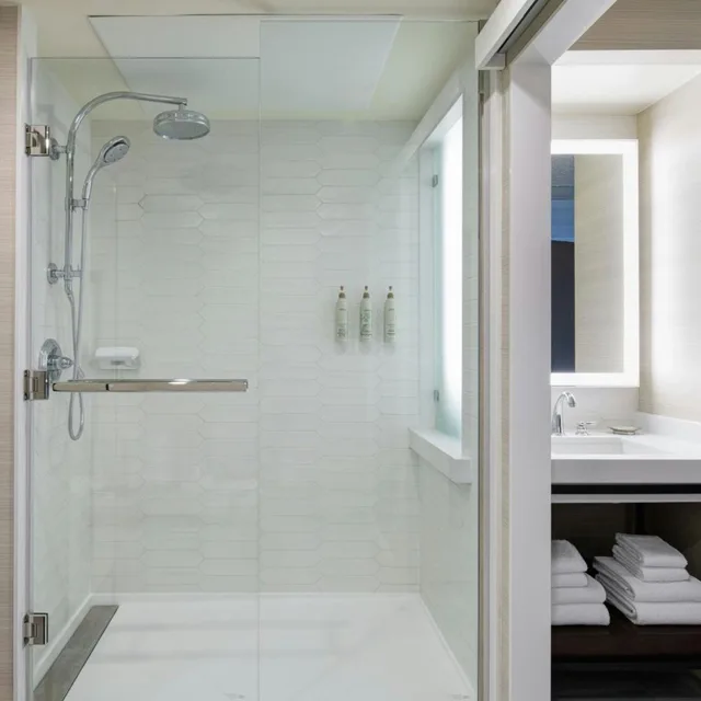 Renaissance, King Bed, Lounge Access, High Floor، Renaissance Dallas 3/3
