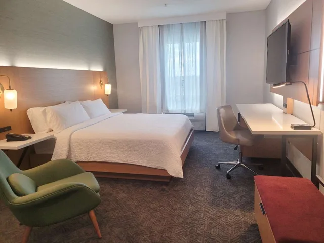 جناح بسرير كينج بغرفتي نوم، DoubleTree by Hilton Houston Westchase 1/3