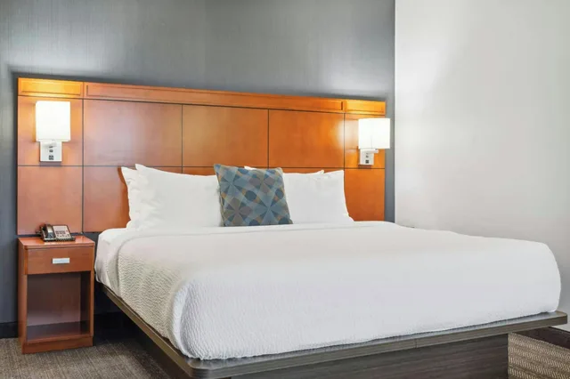 غرفة بسرير كينج، Courtyard By Marriott Burlington Williston 5/10