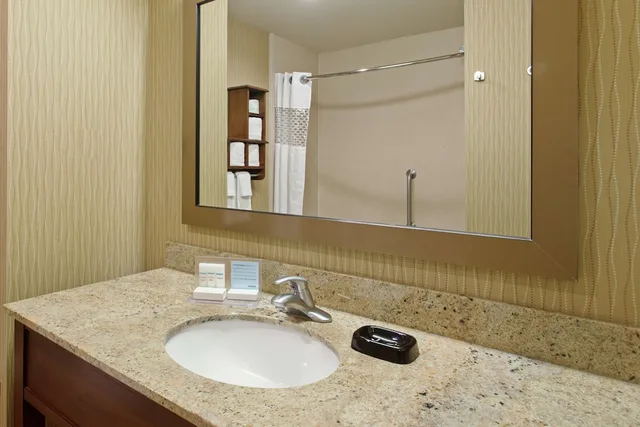 Studio, 2 Queen Beds, Hampton Inn and Suites Seattle-Airport/28th Ave 5/6