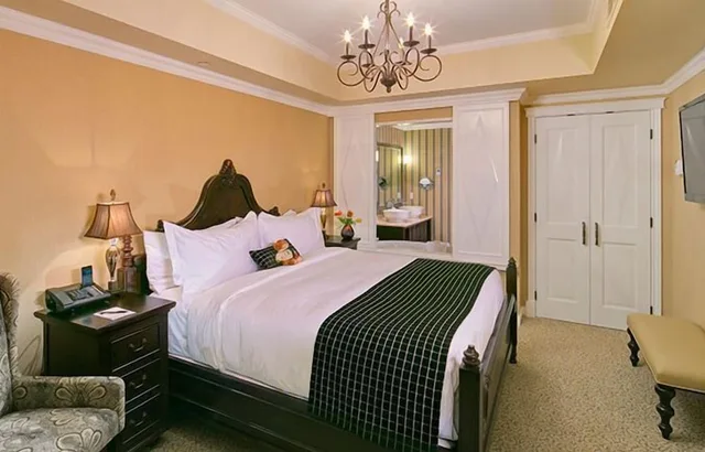 جناح بسرير كينج بغرفة نوم واحدة بإطلالة جزئية على البحر مع أريكة، Oak Bay Beach Hotel 2/3
