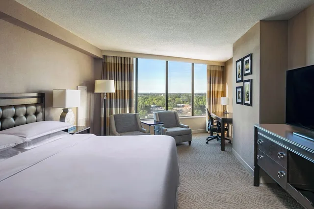 غرفة تقليدية بسرير كينج، Sheraton Greensboro At Four Seasons 1/2