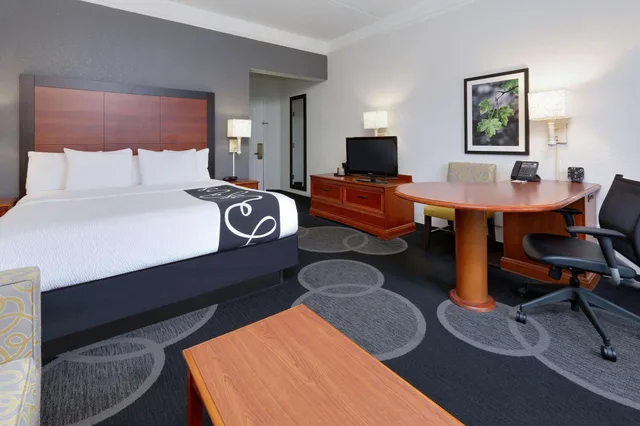 جناح بسرير كينج، La Quinta Inn Suites Dallas North Central 1/2