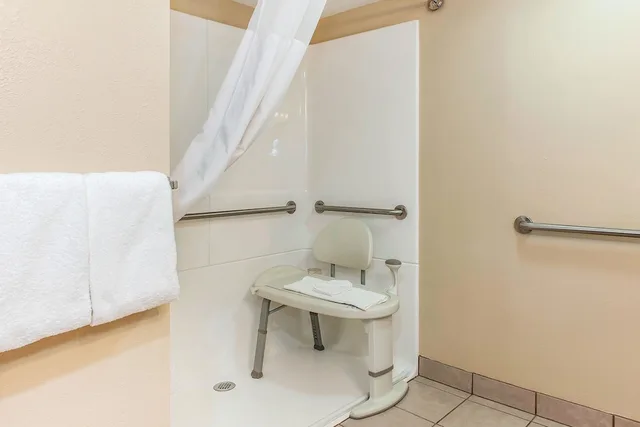 Room, Queen Bed, Accessible, Quality Inn Findlay 7/7