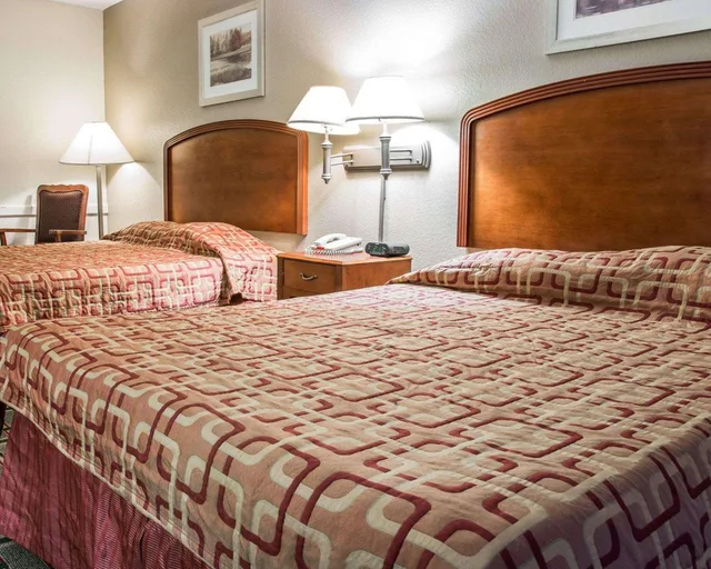 غرفة بسريرين كوين، Econo Lodge Kalamazoo MI 3/3