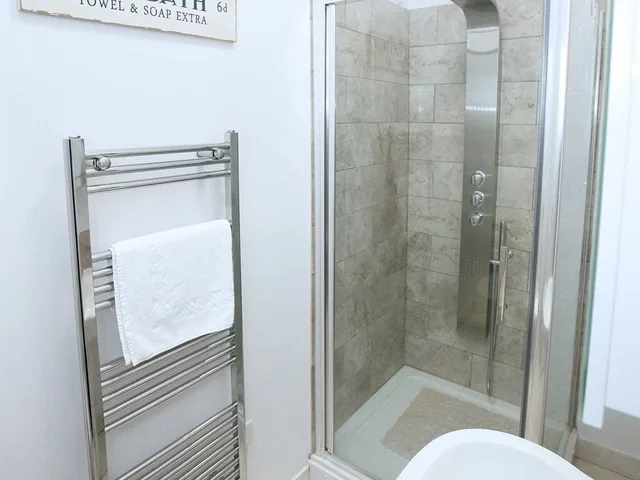 شقة بسرير كينج وسريرين منفصلين بحمام خاص، Austen's Luxury Apartments 10/10