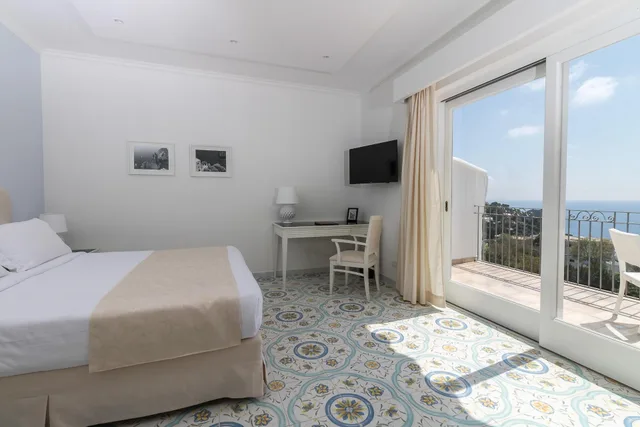 غرفة بسرير مزدوج أو سريرين منفصلين بإطلالة على البحر، Hotel Syrene Capri 2/8