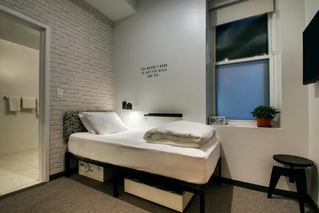 Basement, Twin Beds، Hotel Hive 1/8