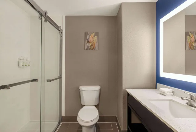 غرفة بسريرين كوين، La Quinta Inn & Suites by Wyndham San Antonio N Stone Oak 5/5