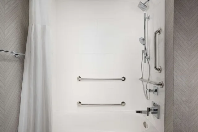 غرفة بسرير كينج بحوض استحمام لذوي الإعاقة، Hilton Garden Inn Nashville/Franklin Cool Springs 2/2