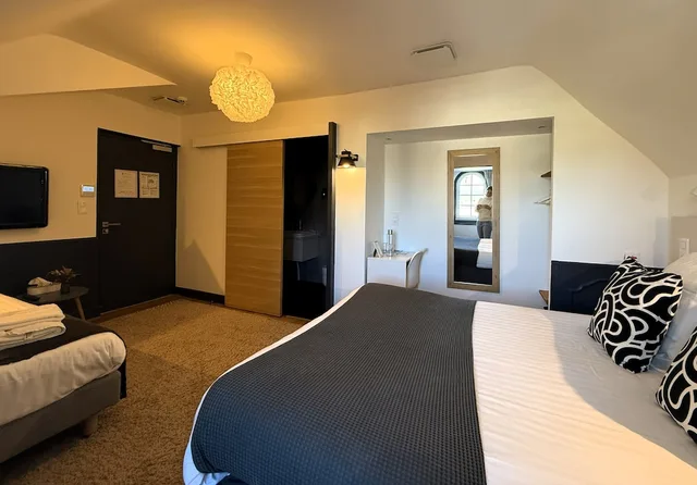 غرفة ثلاثية بسرير مزدوج وسرير فردي، Citotel Le Chapon Fin 7/10