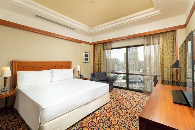 غرفة قياسية بسرير كينج للمدخنين، Holiday Inn Kuwait 3/10