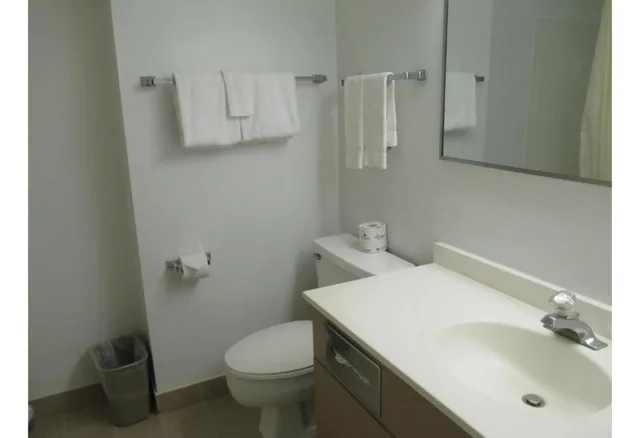 2 Full Beds - Mobility Accessible Tub Nsmk، Baymont by Wyndham Newark/Wilmington 5/6