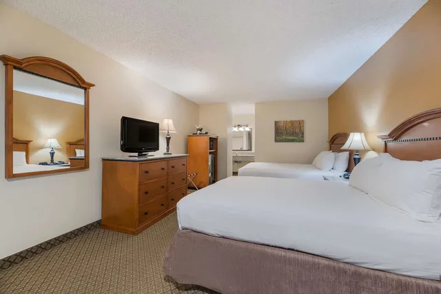 Downstairs, 2 Queen Beds، Best Western Sunrise Inn 2/4