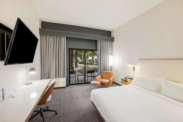 Guest Room, King Bed, Pool or Courtyard View، Sonesta Select Phoenix Chandler 1/10