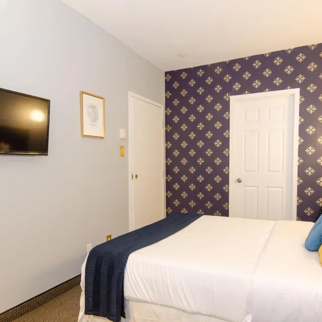 Room, Queen Bed, Hotel Dorion 6/10