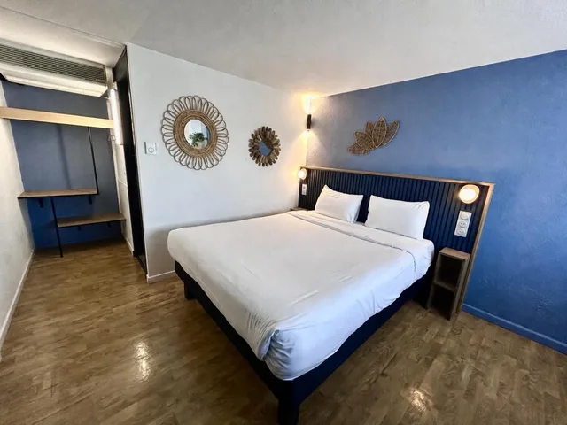 Pop, Family, 1 Queen and 3 Single Beds, greet Hotel Belleville en Beaujolais A6 1/10