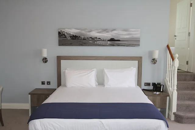 Deluxe, Suite, King Bed, Yarrow Hotel 1/3