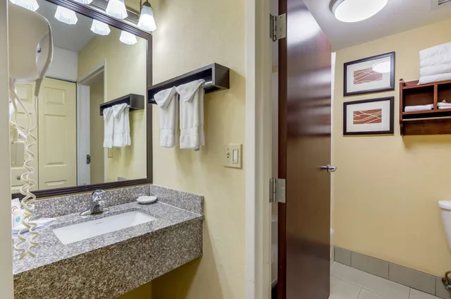 جناح بسرير كينج، Comfort Inn and Suites Hillsville I-77 3/3