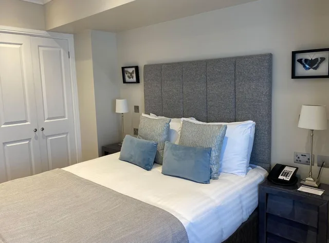 Cozy, Double Bed, Oatlands Park Hotel 2/2