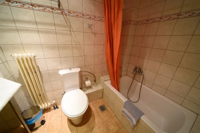 غرفة عائلية بسرير مزدوج وسريرين منفصلين بإطلالة على الجبل، Mont Helmos Hotel 2/3