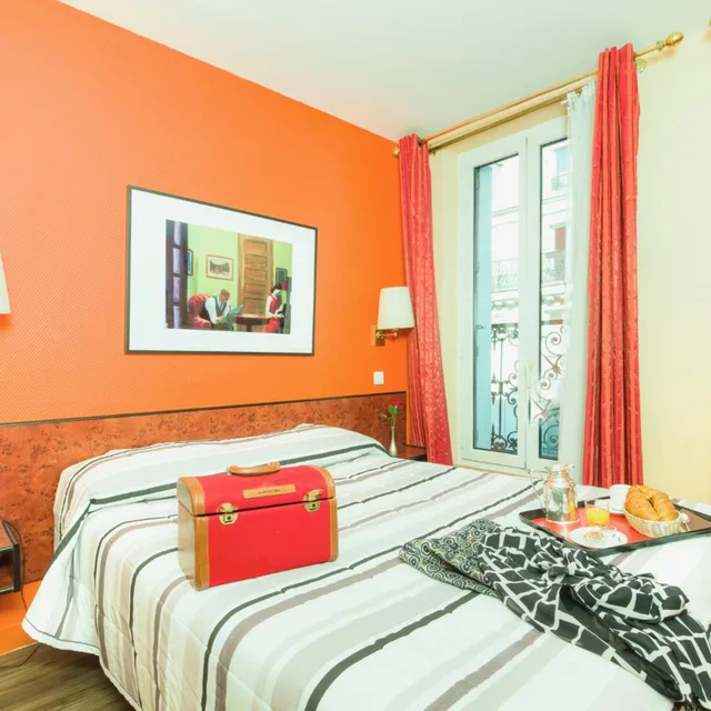 غرفة بسرير مزدوج بحمام خاص، HOTEL PIERRE NICOLE 1/2
