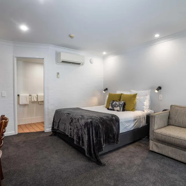 غرفة قياسية بسرير مزدوج، TOWN SQUARE MOTEL 4/10