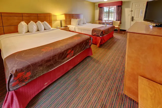 2 Rooms, Suite, 1 King and 2 Queen Beds, Best Western Inn Russellville AR 1/2