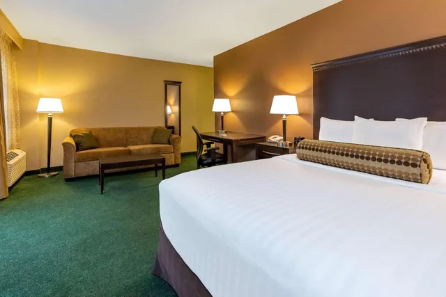 غرفة بسرير كوين مع أريكة، La Quinta Inn Suites By Wyndham Seattle Downtown 2/3