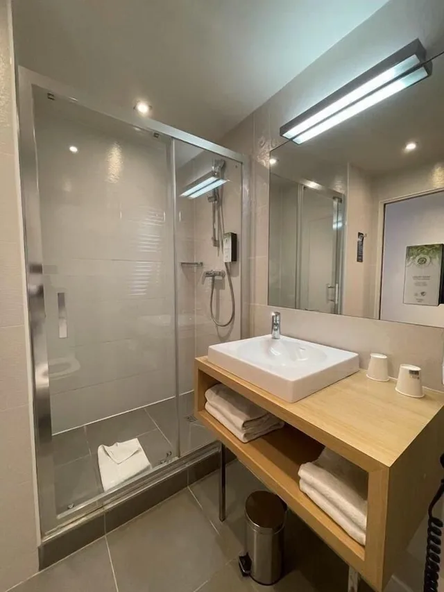 غرفة سوبيريور بسرير مزدوج وسرير فردي، Kyriad Paris 18 - Porte De Clignancourt - Montmartre 7/10