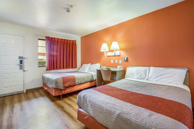 غرفة قياسية بسريرين مزدوجين لذوي الإعاقة، Motel6 Kingman, AZ - Route 66 East 3/10