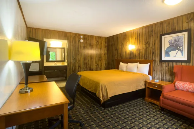 غرفة بسرير كينج بإطلالة على النهر، Tennessee Mountain Lodge Riverside by OYO 2/6