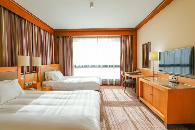 غرفة قياسية بسريرين منفصلين بإطلالة على المدينة، Crowne Plaza Hotel Beirut 2/8