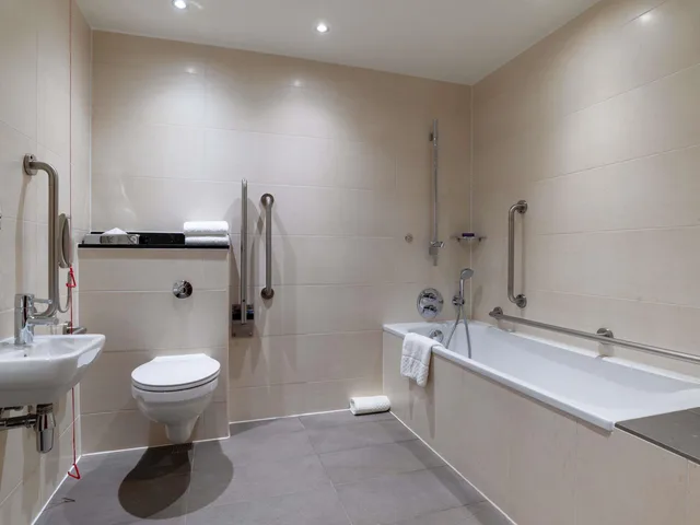 غرفة سوبيريور بسرير كينج بحوض استحمام لذوي الإعاقة، Sofitel London Heathrow 2/2