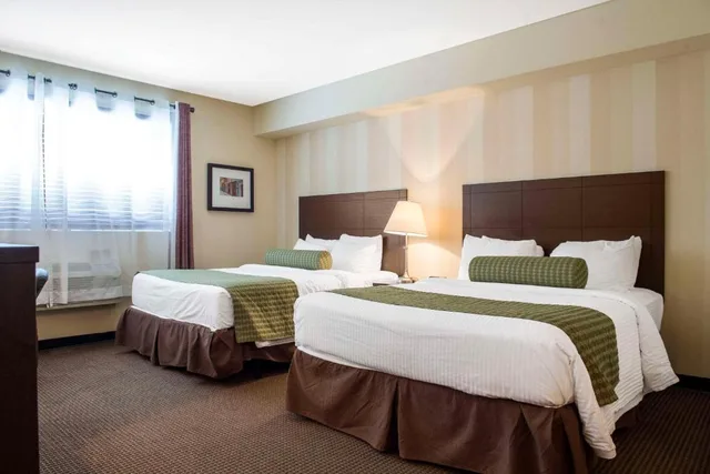 غرفة بسرير كينج وسريرين كينج، Quality Inn & Conference Center Pembroke - Ontario 1/2